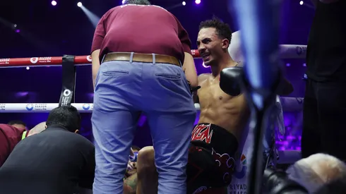 Ben Whittaker tuvo que ser asistido por los médicos después de caerse del cuadrilátero.