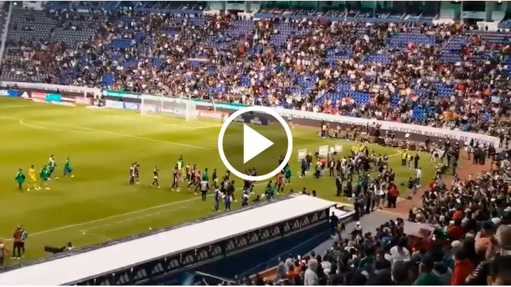 El público mexicano se fue furioso del estadio.