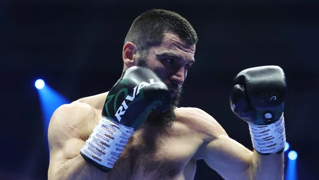 Artur Beterbiev brilló en Arabia Saudita y ahora quieren que se enfrente a Canelo Álvarez. (GETTY IMAGES)