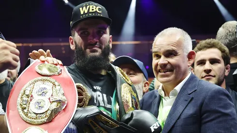 Artur Beterbiev se quedó con una pelea histórica en Arabia Saudita ante Dmitry Bivol.