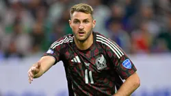 Santiago Giménez no está presente en el juego ante Valencia