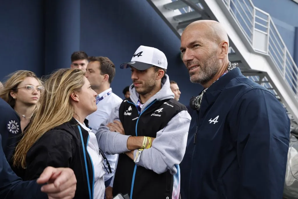 Pierre Gasly y Zinedine Zidane con la indumentaria de Alpine (IMAGO)