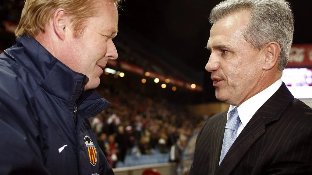 Javier Aguirre saludando a Ronald Koeman, DT de Valencia, en 2008 (IMAGO)