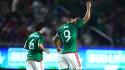 Raúl Jiménez celebra un gol de México.