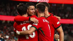 Cristiano Ronaldo es abrazado por sus compañeros.