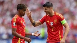 Yamal y Morata festejan un gol de España.