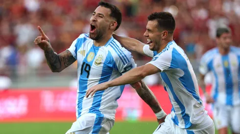 Otamendi festeja el primer gol de Argentina en Venezuela