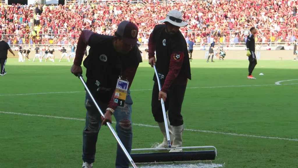 El estado del campo de juego del Estadio Monumental Maturín se vio afectado por una fuerte lluvia. (GETTY IMAGES)