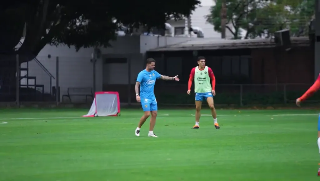 Fernando Gago, presente en la práctica de Chivas del martes (Fuente: @Chivas)