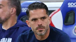 Fernando Gago se cansó de las preguntas sobre su futuro y abandonó la rueda de prensa en Chivas