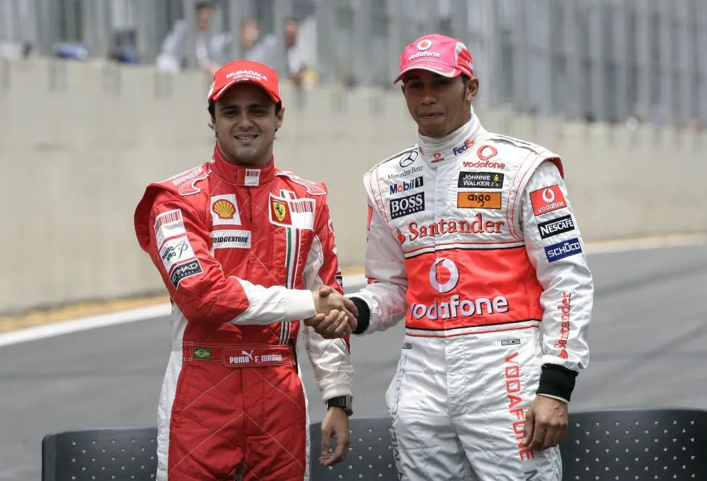 Felipe Massa estrecha la mano de Lewis Hamilton en 2008 (IMAGO)