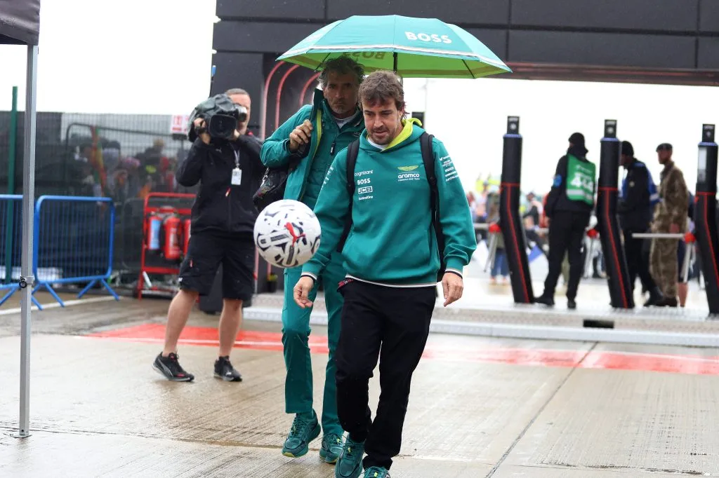 Fernando Alonso domina una pelota de futbol (IMAGO)