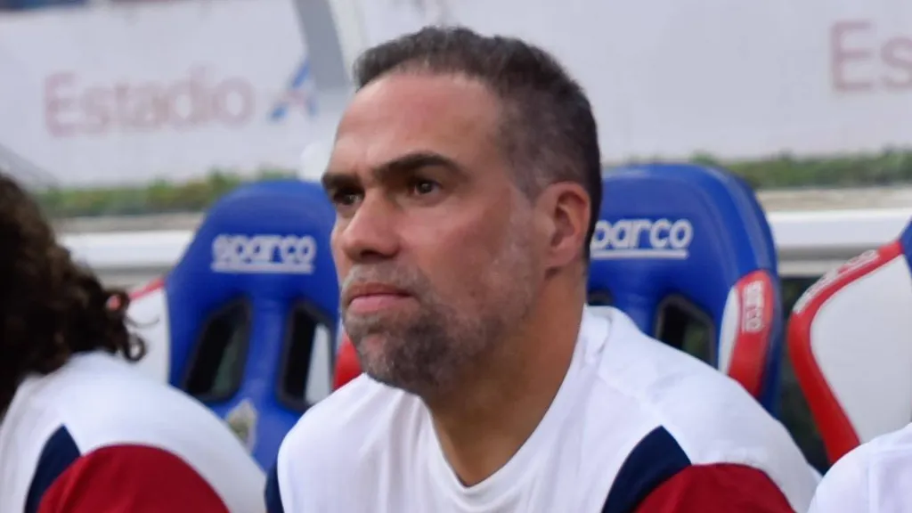 Pocho Insúa dejará el cuerpo técnico de Gago y puede ser DT de Chivas (IMAGO)