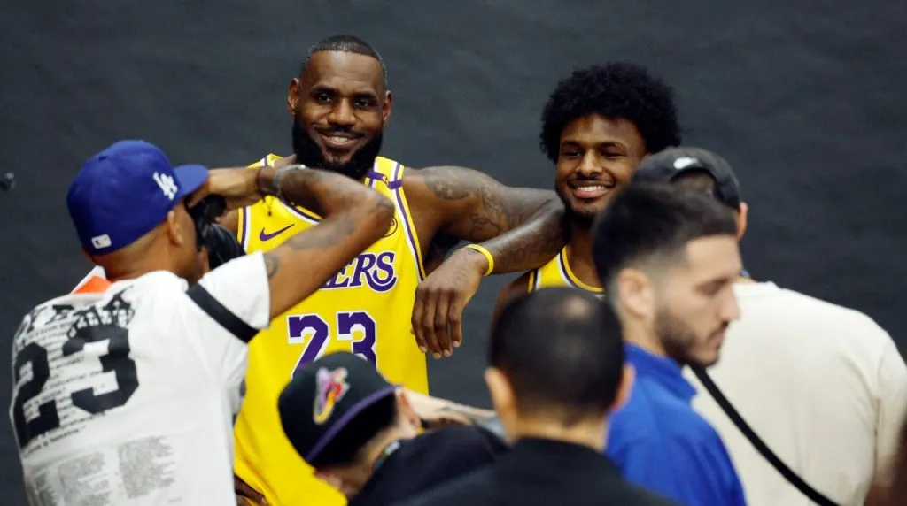 LeBron James y su hijo Bronny. (Foto: Getty Images)