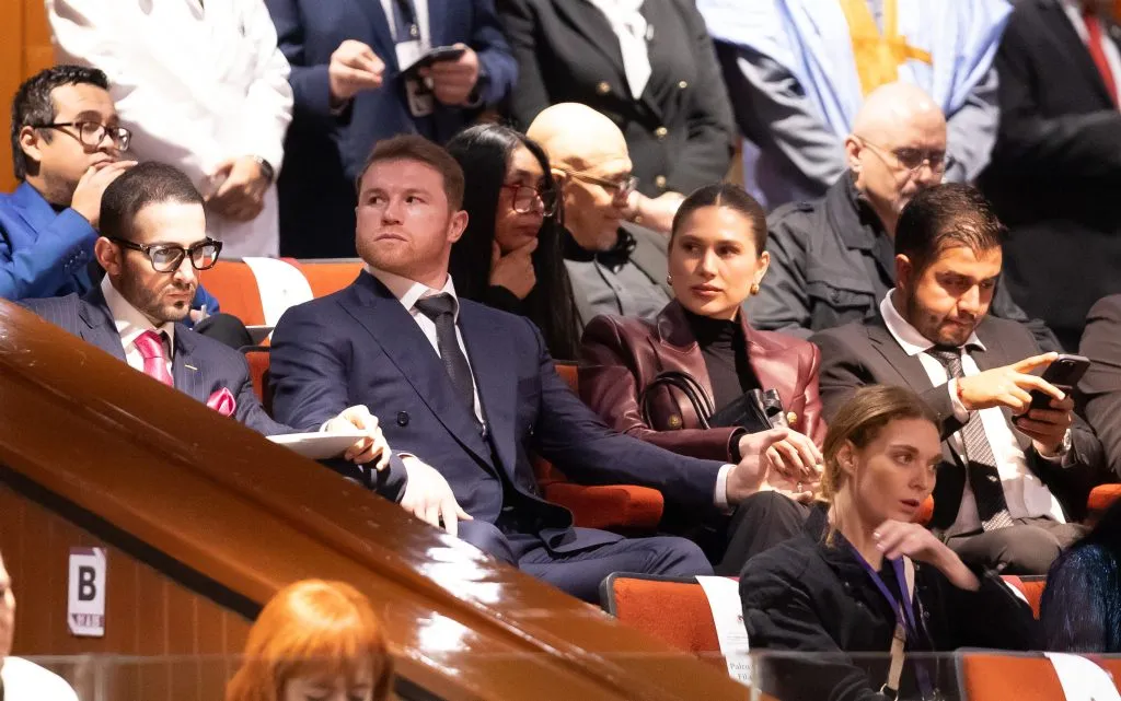 Saúl Álvarez en las gradas durante la toma de protesta [Foto: Getty]