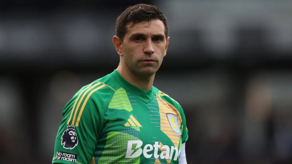 Dibu Martínez, pieza clave en Aston Villa y de la selección argentina, fue superado por Ederson Moraes como mejor arquero del mundo. (GETTY IMAGES)