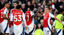 Leandro Trossard se saluda con Saka, en Arsenal.