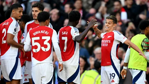 Leandro Trossard se saluda con Saka, en Arsenal.