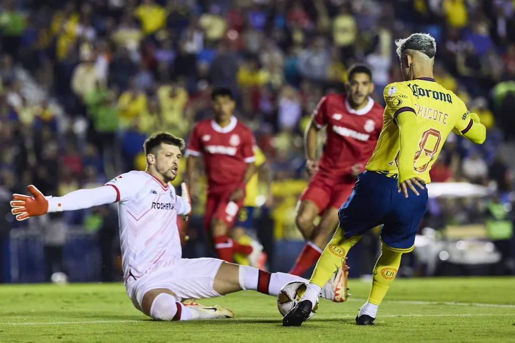 Tiago Volpi no pudo evitar los goles de América. [Foto IMAGO]