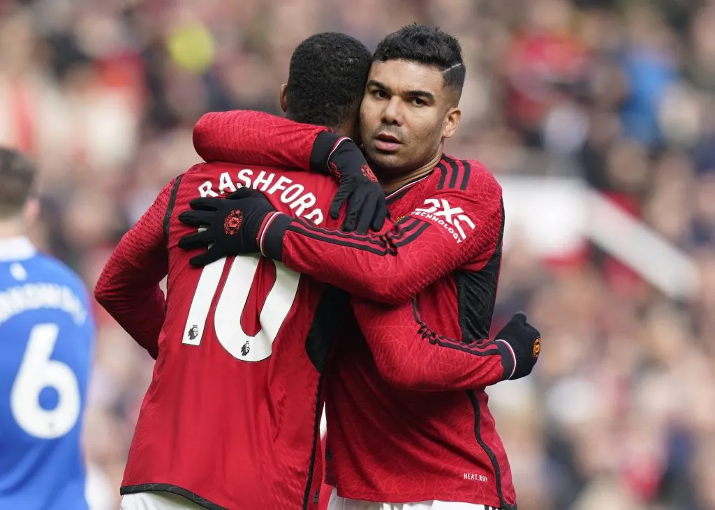 Casemiro y Marcus Rashford comenzarán el partido en el banco de suplentes (IMAGO)