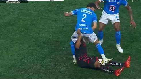 Jorge Sánchez dejó con uno menos a Cruz Azul de manera temprana vs. Xolos.