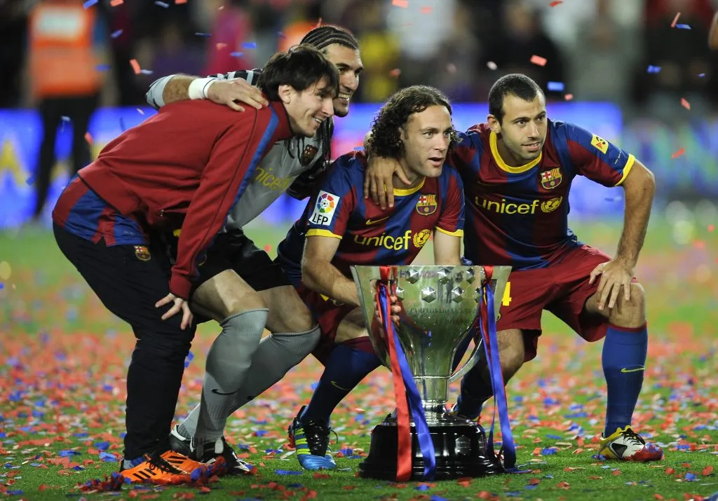José Pinto celebra un título de LaLiga junto a Lionel Messi, Gabriel Milito y Javier Mascherano (GETTY IMAGES)