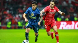 Alejandro Zendejas y Jesus Angulo luchan por el balón.