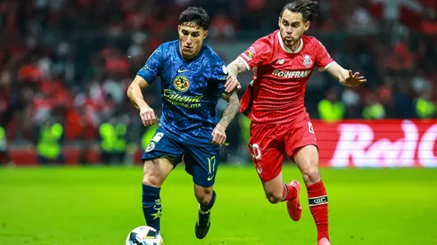 Alejandro Zendejas y Jesus Angulo luchan por el balón.