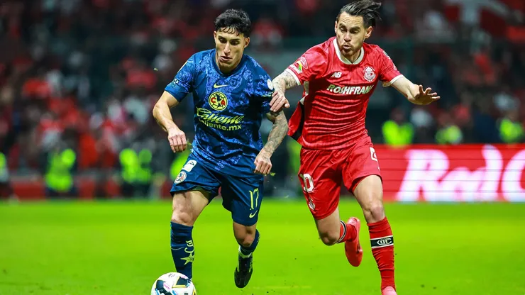 Alejandro Zendejas y Jesus Angulo luchan por el balón.