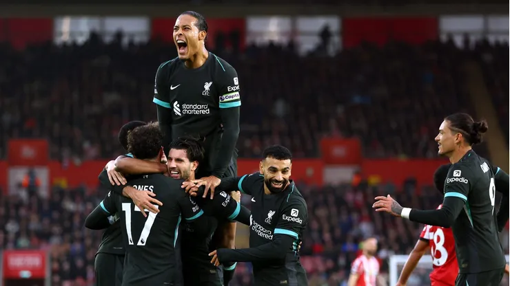 SOUTHAMPTON, ENGLAND - NOVEMBER 24: Dominik Szoboszlai of Liverpool celebrates scoring his team's first goal with teammates during the Premier League match between Southampton FC and Liverpool FC at St Mary's Stadium on November 24, 2024 in Southampton, England. (Photo by Dan Istitene/Getty Images)