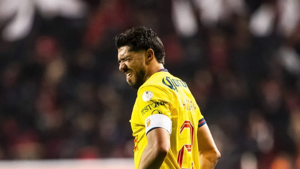 Tijuana, Baja California, 21 de noviembre de 2024. Henry Martín en lamento, durante el partido correspondiente al Play In del torneo Apertura 2024 de la Liga BBVA MX, entre los Xolos de Tijuana y las Águilas del América, celebrado en el estadio Caliente. Foto: Imago7/ Alejandro Gutiérrez Mora