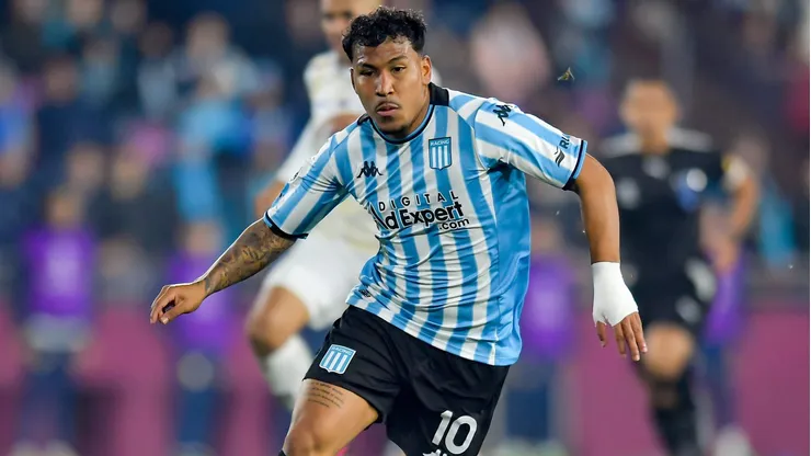 El colombiano disputó diez encuentros con La Academia en la actual Copa Sudamericana.