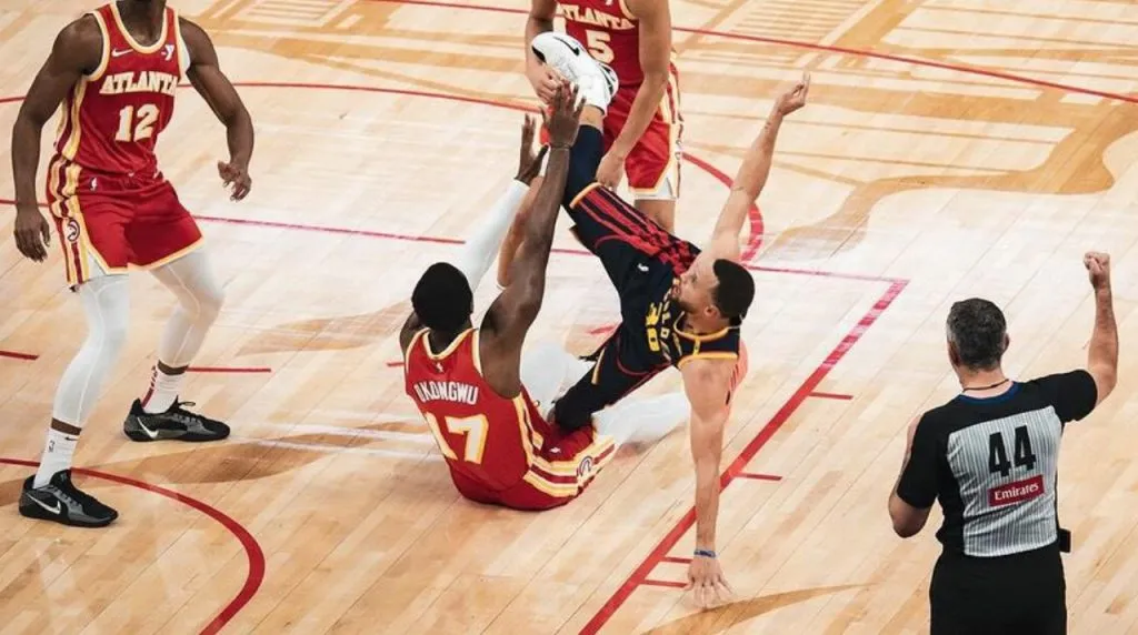 Jugada de Curry contra Atlanta Hawks