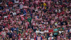 La afición de Chivas tuvo un polémico gesto con Atlas en la previa del Play-In