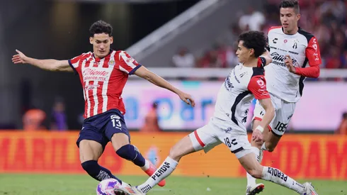 Jesus Orozcoy Jeremy Marquez luchan por el balón.