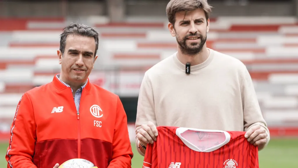 Piqué se llevó una playera de Toluca de su visita al Nemesio Diez (Toluca FC)