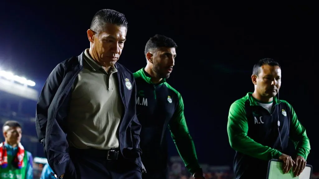 Ignacio Ambriz dejó Santos y podría encontrar trabajo pronto [Foto: Getty]