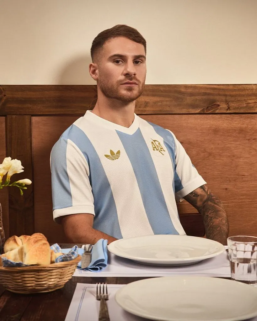 Alexis Mac Allister con la camiseta retro de Argentina (Fuente: @Adidas)