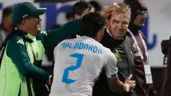 El DT fue golpeado en su cabeza con una lata lanzada desde una de las gradas del Estadio General Francisco Morazán.