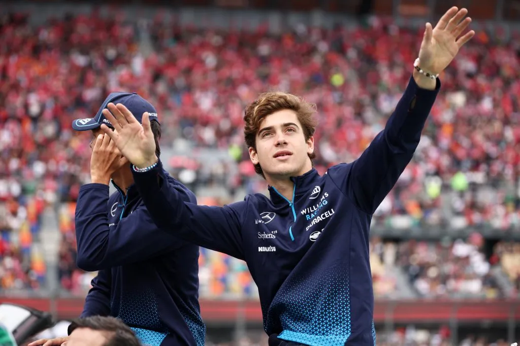 Franco Colapinto saluda al público en el Gran Premio de México 2024 (GETTY IMAGES)