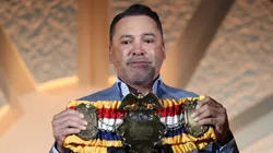 Óscar de la Hoya no descarta volver al boxeo en una gran cartelera.