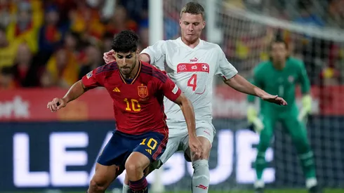 Marco Asensio y Nico Elvedi luchan por la pelota.