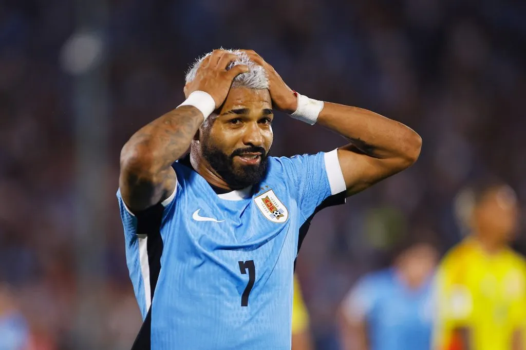 El gesto de Rodrigo Aguirre tras anotar en su debut con la selección de Uruguay. (Getty Images)