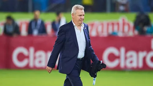 El entrenador del Tri fue golpeado con una lata en su cabeza.