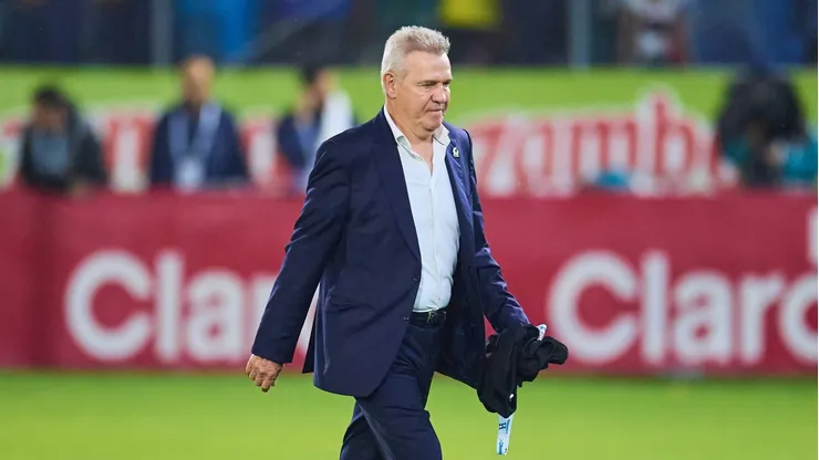 El entrenador del Tri fue golpeado con una lata en su cabeza.
