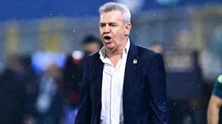 El entrenador recibió el impacto de una lata arrojada por la parcialidad hondureña.