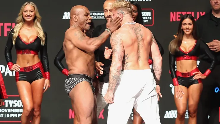 Tyson golpea a Paul en el momento de la presentación de la pelea.