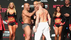 Tyson golpea a Paul en el momento de la presentación de la pelea.