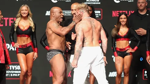 Tyson golpea a Paul en el momento de la presentación de la pelea.