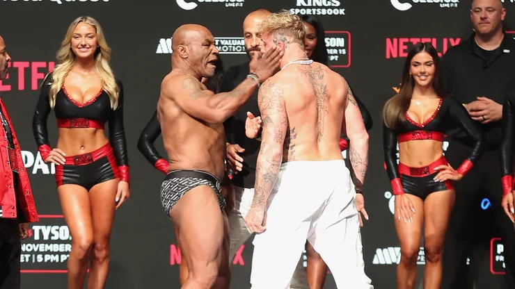 Tyson golpea a Paul en el momento de la presentación de la pelea.